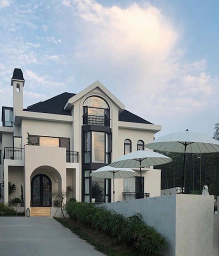 fake white mansion